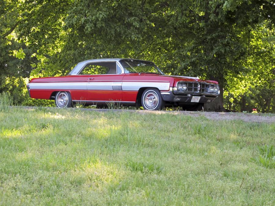  Oldsmobile Starfire Hardtop Coupe 1962 года  (фото 17 из 30)